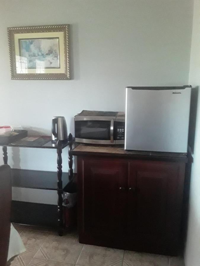 Derick'S Inn Piarco Kültér fotó